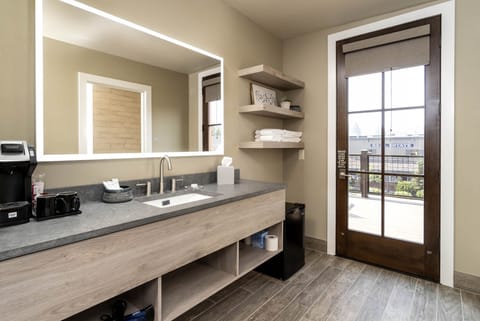 Room 101 | Bathroom | Hair dryer, towels, soap, shampoo