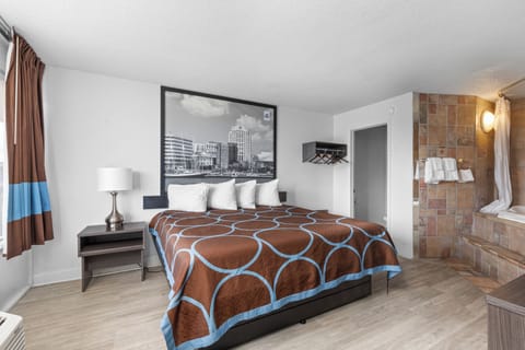 Deluxe Suite, King Bed, with Jetted Tub | Desk, iron/ironing board, free WiFi, bed sheets