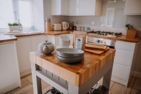 Fully equipped kitchen with dishwasher, washer/dryer, fridge, freezer, oven,