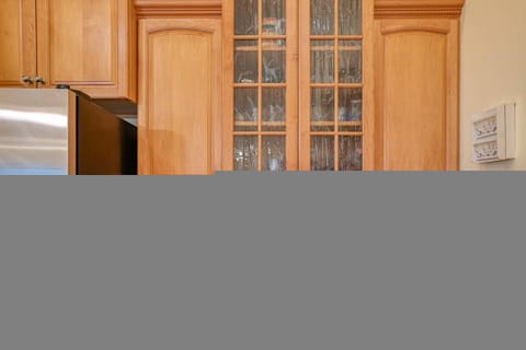 Kitchen appliances are provided.