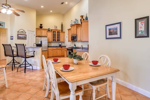 The open floor plan of the kitchen and dining area is perfect for a large group.