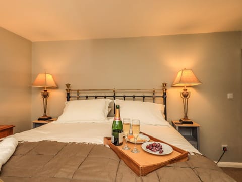 Cottage | 3 bedrooms, WiFi (free), individually decorated, individually furnished