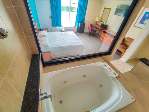Exclusive Room, 1 King Bed, Non Smoking, Jetted Tub | Bathroom | Bathtub, free toiletries, towels, soap