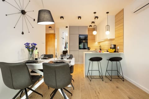 A harmonious space in which the combination of dining table and kitchenette can be seen.