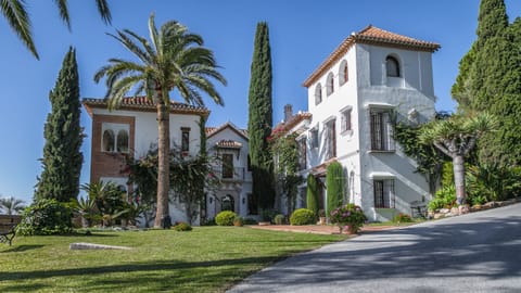 Enjoy the entrance of this luxury villa in Malaga with views of the bay of Malaga and the mountains of Malaga