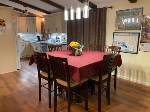 Breakfast/dining room.