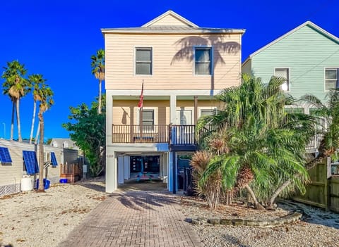 Seas the Day 3bed/2.5bath Modern Townhome with Swim Spa in Marathon House in Marathon