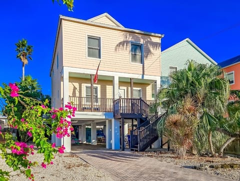 Seas the Day 3bed/2.5bath Modern Townhome with Swim Spa in Marathon House in Marathon