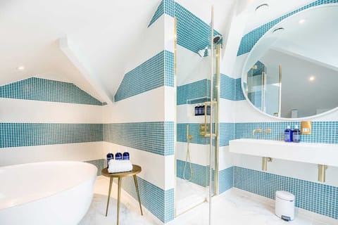 Suite (The NICI) | Bathroom | Shower, rainfall showerhead, hair dryer, bathrobes