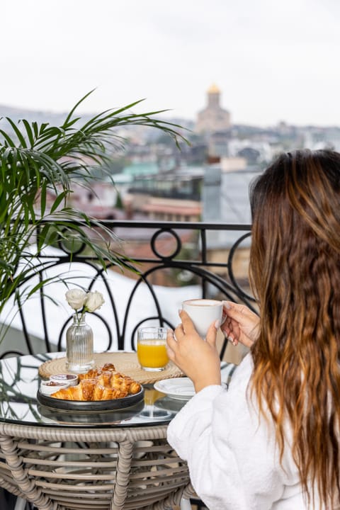 Daily cooked-to-order breakfast for a fee