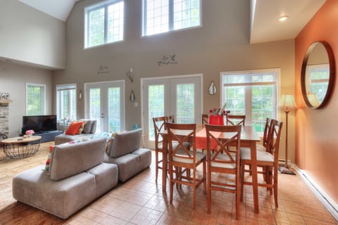 The dining room is bathed in natural light, Thanks its floor to ceiling windows.