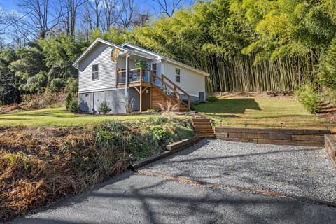 Private bamboo retreat near Ecusta Trail and downtown Hendersonville