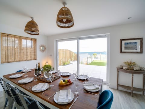 Cottage | Dining