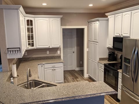 Beautiful, fully stocked kitchen