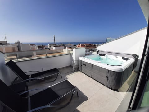 Wonderful penthouse in the Ventura II building in the center of Tarifa, the best of Tarifa!
Protected from the east wind you can relax in your exclusive Jacuzzi
