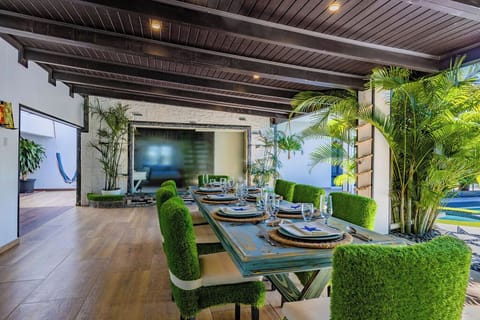 You will surely enjoy every moment in this outdoor dining setup, ideal for 8 people. The outdoor has plenty of palm trees and other tropical plants that give a relaxing ambiance.
