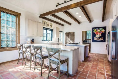 Eat-In Chef's Kitchen