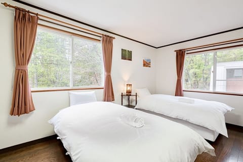 Comfort Chalet, 6 Bedrooms, Non Smoking, Kitchen | 6 bedrooms, pillowtop beds, free WiFi, bed sheets