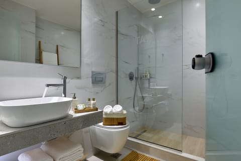Junior Suite, Garden View | Bathroom | Shower, rainfall showerhead, designer toiletries, hair dryer