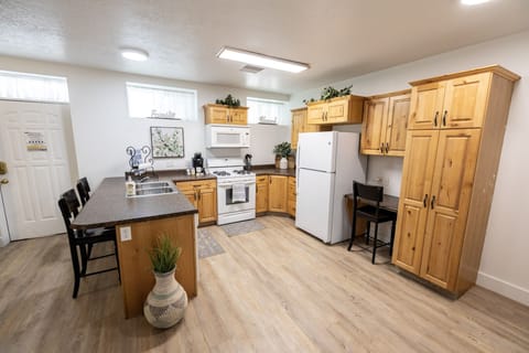 Kitchen w/gas range+dishwasher+desk