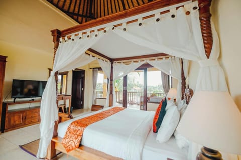 Minibar, in-room safe, desk, iron/ironing board