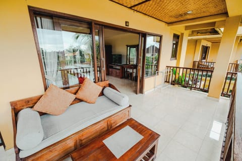 Minibar, in-room safe, desk, iron/ironing board