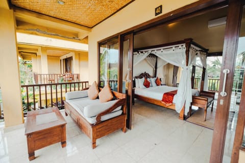 Minibar, in-room safe, desk, iron/ironing board