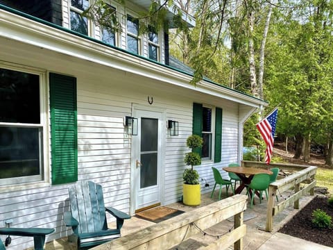 Stonewall Cottage - 2 minutes from downtown Baileys Harbor.