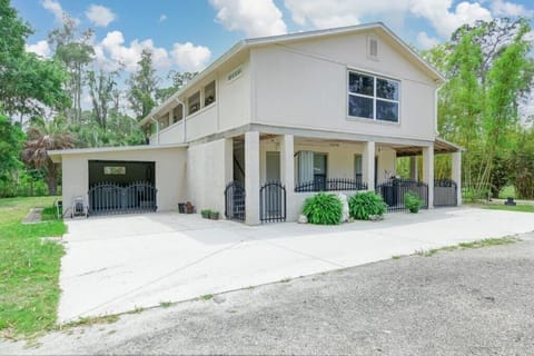 2 unit building with wide open spaces and free parking. Hot tub in gated area