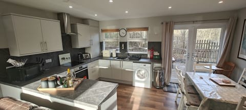 Luxury Cottage, Private Bathroom, Mountain View (Ben Lomond Cottage) | Shared kitchen | Highchair