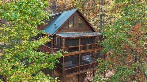 🌲 Tucked in the woods—perfect for a cozy, colorful fall retreat.