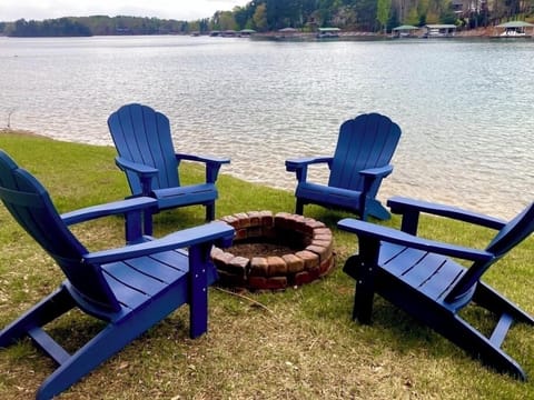 Cozy up to the lake side fire with some S’mores under the dark night starry sky.