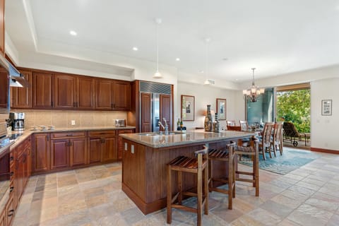 Large center island for meals, snacks and pupup's(appetizers) plenty of space