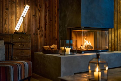 3 bars/lounges, wine bar