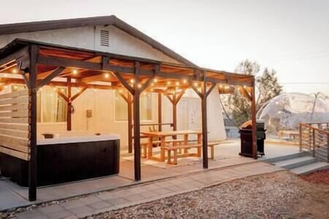 [Patio]Newly rennovated patio with plenty of room and options to relax outside. (1)