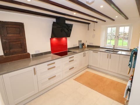 Cottage | Private kitchen | Fridge, dishwasher, electric kettle, toaster