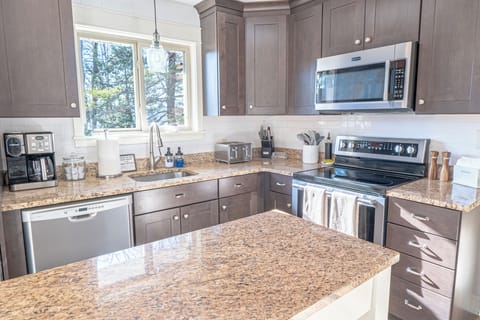 The kitchen has an island to prepare meals. 