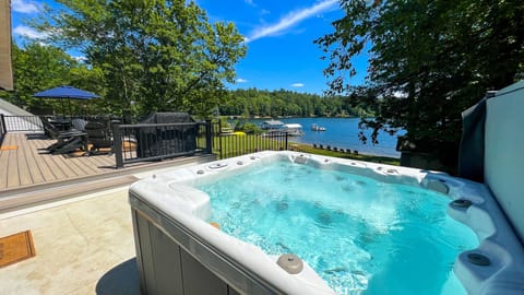 Hot tub with Lakeview. 
