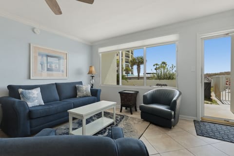 Island Surf #7 Living Room