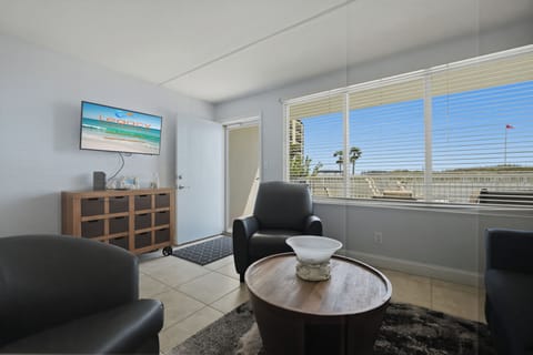 Island Surf #8 Living Room