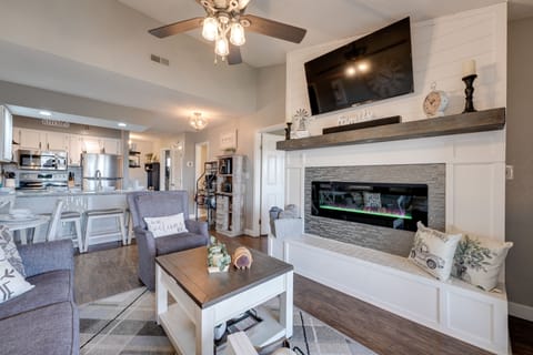 Reeds Spring Vacation Rental | 2BR | 2BA | 987 Sq Ft | Stairs Required
