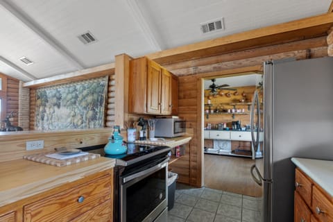 House, 4 Bedrooms | Private kitchen | Fridge, oven, coffee/tea maker, toaster