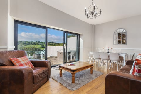 Beautiful Cottage, Hot Tub, Countryside Views