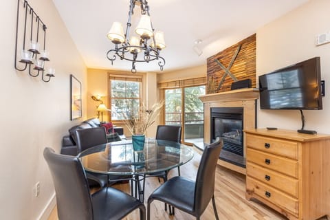 Seating for 4 at dining table 