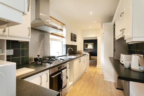 Fully fitted kitchen will all utensils provided