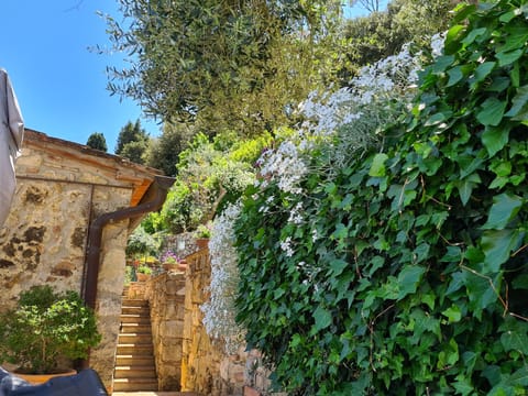 House, 3 Bedrooms, Balcony, Garden View | Property grounds