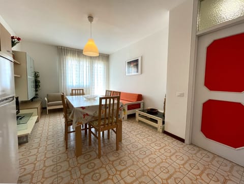 Apartment, 2 Bedrooms, Balcony, City View | Dining room