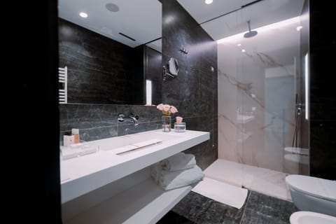 Shower, rainfall showerhead, free toiletries, hair dryer