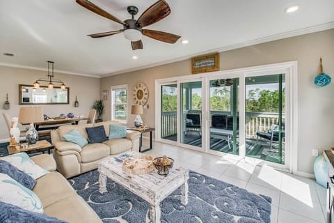 Enjoy yourselves on our comfortable leather couches or screened patio.
