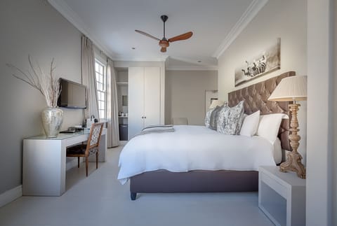 Deluxe Room, Bathtub | In-room safe, soundproofing, free WiFi, bed sheets